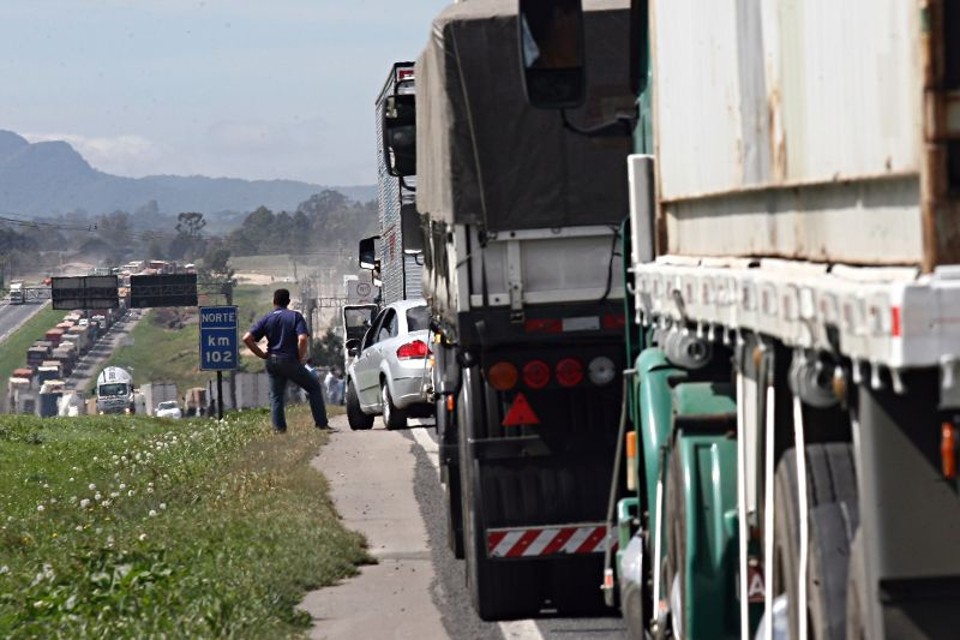 Operação de fiscalização mais rigorosa no Contorno Leste, em Curitiba, gerou congestionamento nesta manhã | Felipe Rosa/Agência de Notícias Gazeta do Povo