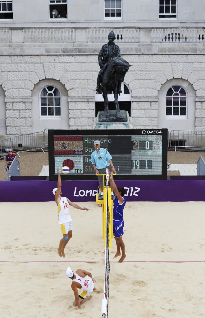 O espanhol Pablo Herrera Allepuz (esq) ataca contra o japonês Japans Kentaro Asahi, em partida do vôlei de praia | 