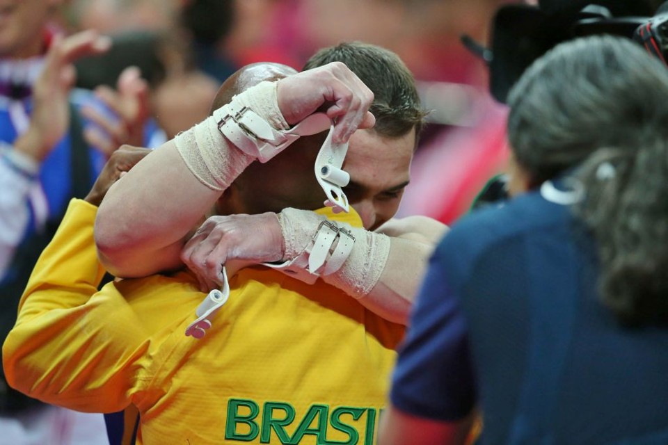 Zanetti abraça o técico logo após receber a notícia do ouro | Daniel Castellano/ Gazeta do Povo