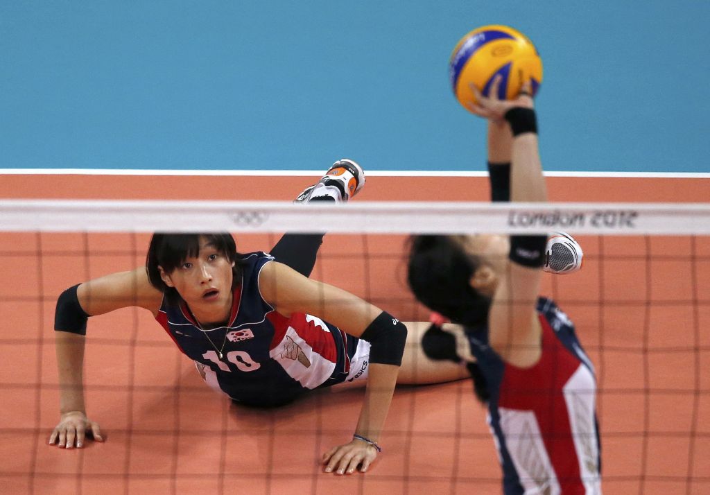 A sul-coreana Kim Yeon-Koung (esq) observa o levantamento da sua colega Han Song-Yi, na derrota para a China | Ivan Alvarado/ Reuters