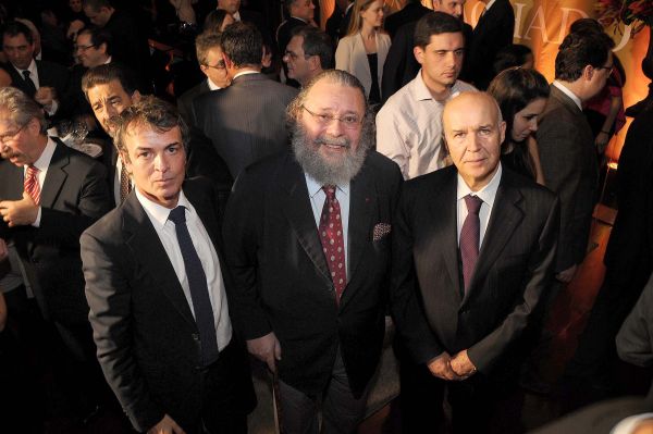 O ex-ministro do Supremo Tribunal Federal Eros Grau (ao centro) e o professor José Joaquim Gomes Canotilho, catedrático da Universidade de Coimbra (à dir.), prestigiaram o lançamento do Instituto Professor Luiz Alberto Machado, ocorrido na noite de quinta-feira, no Graciosa Country Club. Com eles na foto, o vice-presidente do instituto, o advogado Luiz Alberto Machado Filho | Kraw Penas