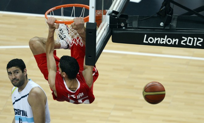 O pivô Salah Mejri, da Tunísia, crava a bola na cesta argentina | 