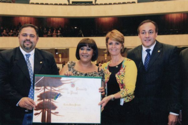Merecidamente, Cíntia Vieira Peixoto é Cidadã Benemérita do Paraná. Recebeu a honraria, segunda-feira, no plenário da Assembleia, ao lado da primeira-dama,Fernanda Richa, de amarelo e preto, e dos deputados Artagão de Mattos Leão Filho e Reinhold Stephanes Jr., autor da outorga | Valquir Aureliano