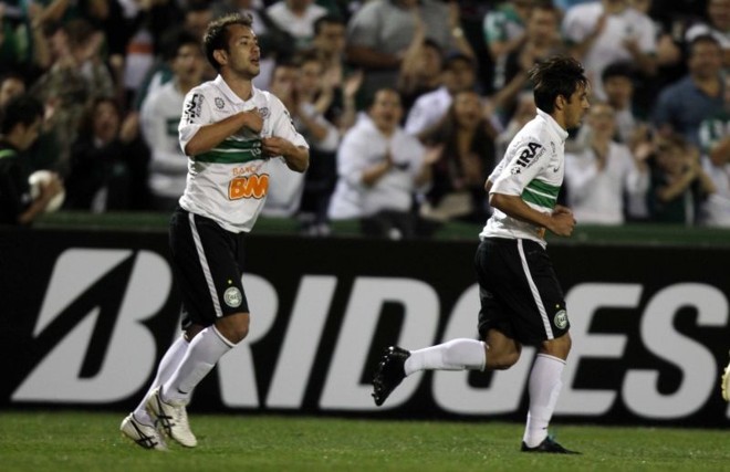 Éverton Ribeiro foi o autor do gol que abriu o placar | 