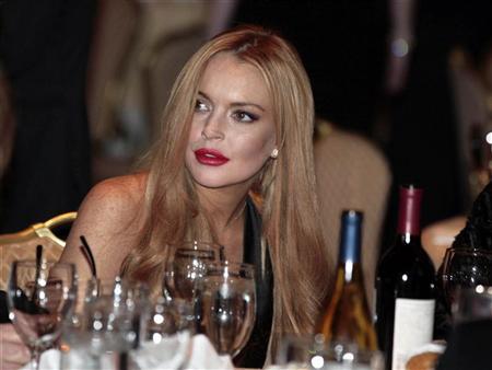 Atriz Lindsay Lohan comparece ao jantar anual da associação dos correspondentes da Casa Branca, em Washington, nos EUA. Lohan está sendo procurada pela polícia de Los Angeles para depor sobre um roubo de joias na casa de um amigo, afirmou o jornal Los Angeles Times | REUTERS/Larry Downing