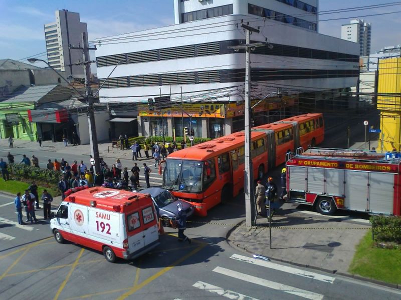 Acidente entre biarticulado e carro de passeio, no cruzamento da Avenida Visconde de Guarapuava e a Travessa da Lapa, deixou um morto | Aniele Nascimento/Gazeta do Povo