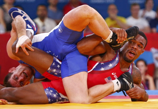 O norte-americano Jordan Ernest Burroughs (de vermelho) e o candense Matthew Judah Gentry se enfrentam na luta-livre até 74kg | 