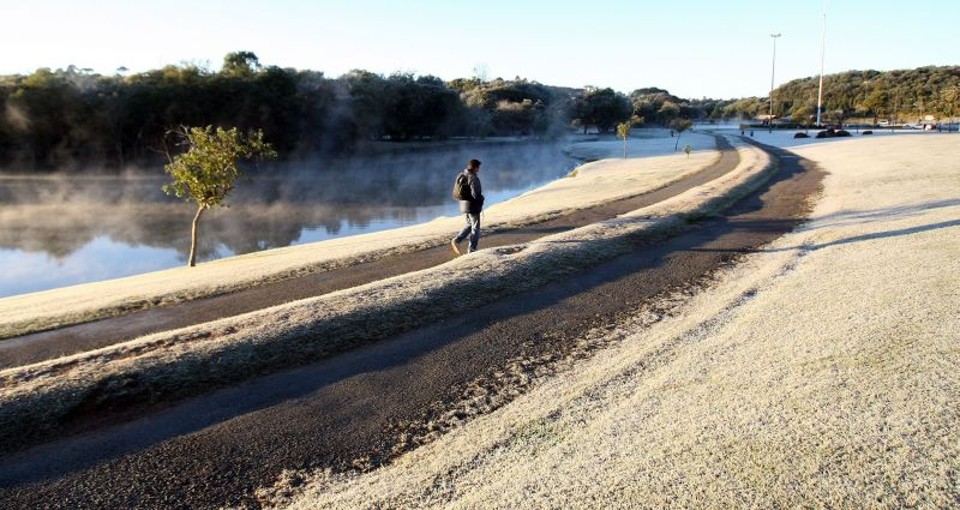 Geada cobre o Parque Tingui de branco: baixas temperaturas do inverno de Curitiba poderiam ser exploradas para atrair mais turistas e gerar novos empregos para os moradores da cidade | Daniel Castellano/ Gazeta do Povo