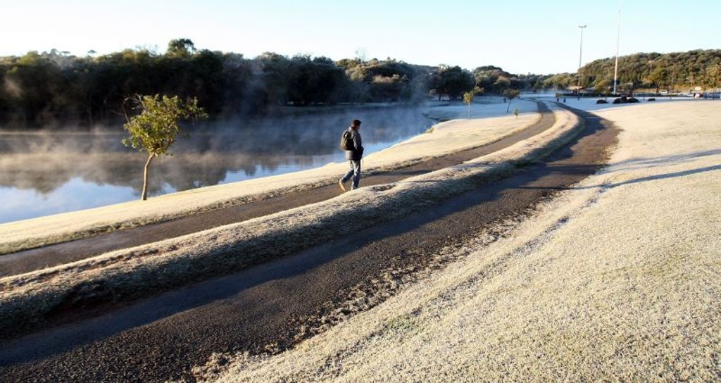Geada cobre o Parque Tingui de branco: baixas temperaturas do inverno de Curitiba poderiam ser exploradas para atrair mais turistas e gerar novos empregos para os moradores da cidade