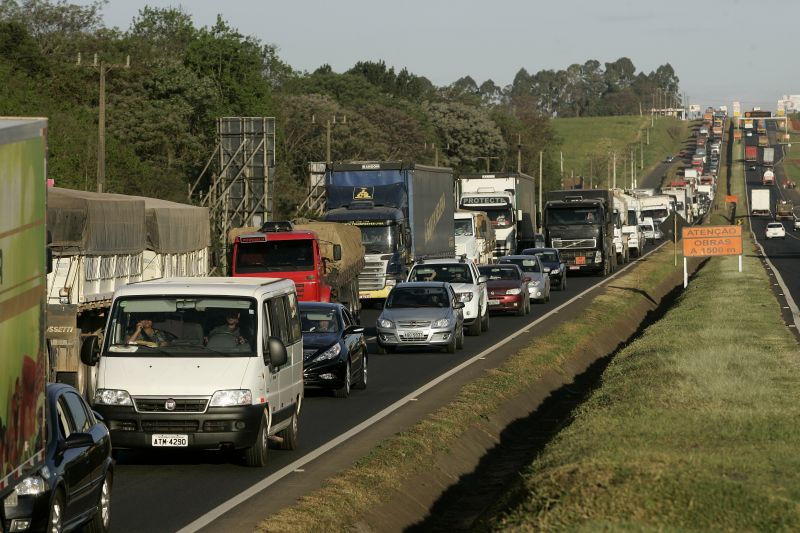 Fila na BR-376, sentido norte, após acidente envolvendo dois carros em Ponta Grossa. | Josue Teixeira/ Gazeta do Povo