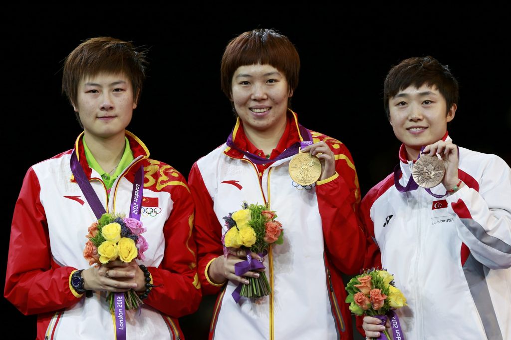 Tianwei Feng (ao centro) nasceu na China e virou cidadão de CIngapura em 2008 | Adrees Latif/ Reuters