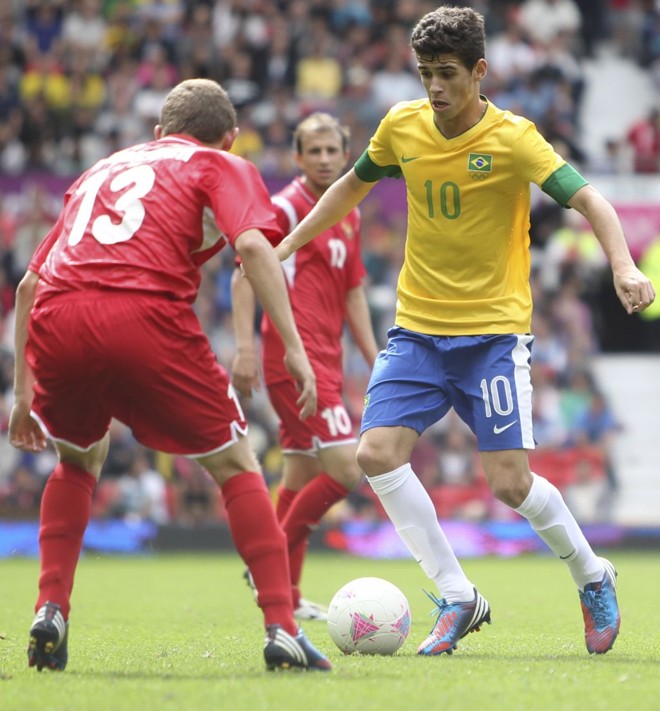 Oscar encara a marcação de Aleksievich na vitória por 3 a 1 do Brasil sobre a Bielorrússia, em Manchester |