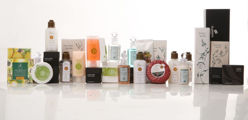 Montagem com diversos itens que as redes paranaenses oferecem a seus hóspedes: marcas fortes e abordagens inovadoras para conquistar clientes pelo país | Henry Milleo/ Gazeta do Povo