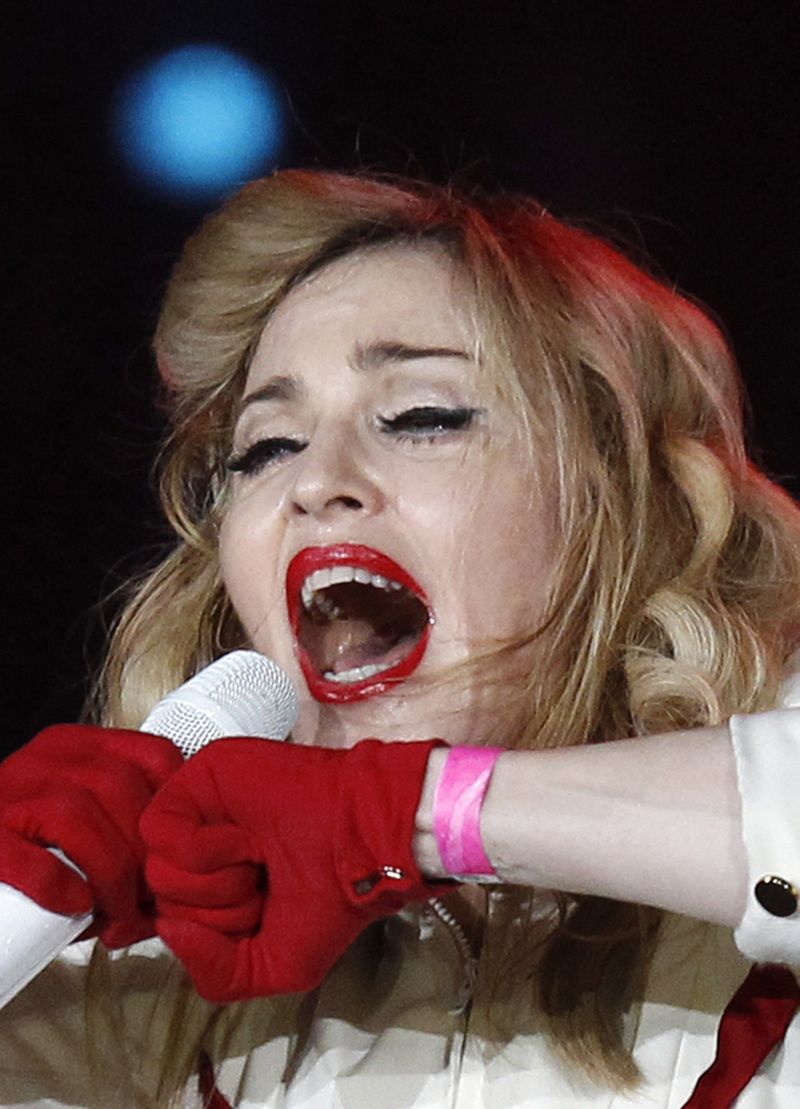 Madonna faz show em São Petersburgo e veste pulseira rosa em homenagem às minorias sexuais na Rússia | AFP PHOTO / POOL / ALEXANDER DEMIANCHUK