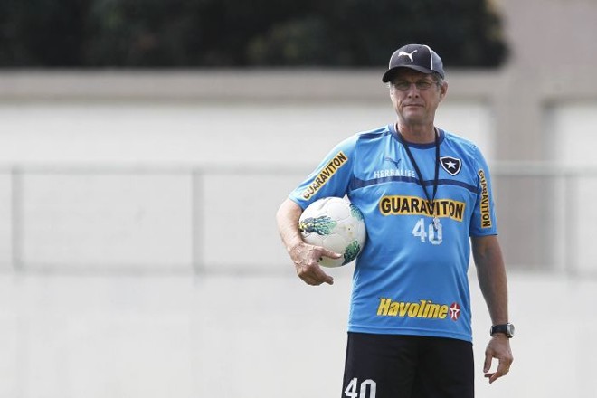O técnico Oswaldo de Oliveira pretende escalar um trio de zagueiros diante do Palmeiras | Wagner Meier / Agif
