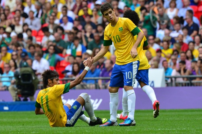 Oscar ajuda Neymar a se levantar | 