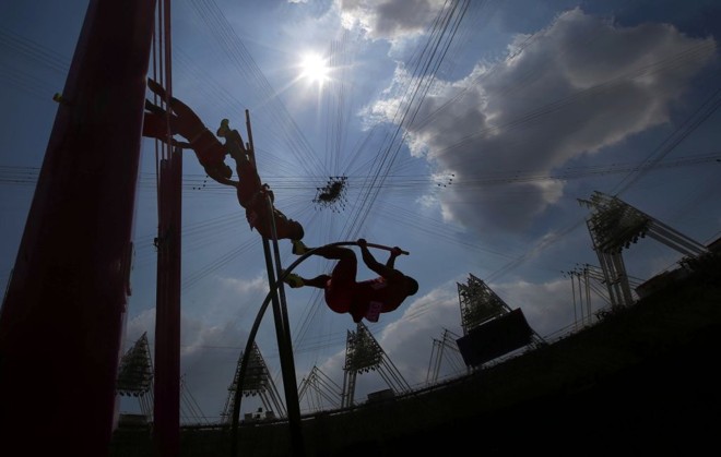 Foto tirada com múltipla exposição da prova de salto com vara no decatlo | 
