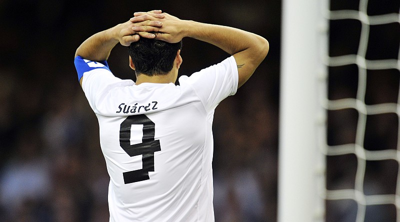 Suárez foi um dos jogadores mais hostilizados pela torcida britânica | Glyn Kirk / AFP