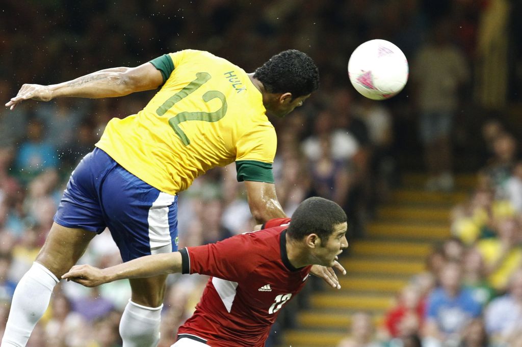 Hulk sobe mais alto que o marcador, na vitória por 3 a 2 sobre o Egito, em Cardiff, na estreia | Daniel Castellano/ Gazeta do Povo