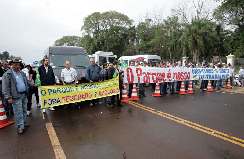 Cerca de 500 manifestantes ligados ao turismo fecharam a BR-469, que liga o centro de Foz do Iguaçu ao Parque Nacional do Iguaçu | Christian Rizzi / Agência de Notícias Gazeta do Povo