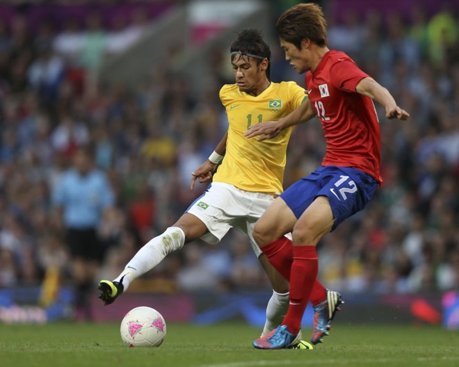 Neymar inicia o drible em Seokho Hwang, no 3 a 0 sobre a Coreia do Sul, em Manchester, na semifinal |