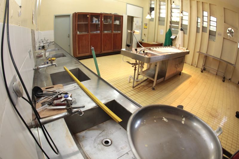 O IML de Maringá é um dos que estão em pior situação, segundo o TCE: materiais improvisados, sujeira e risco de contaminação | Hugo Lemes