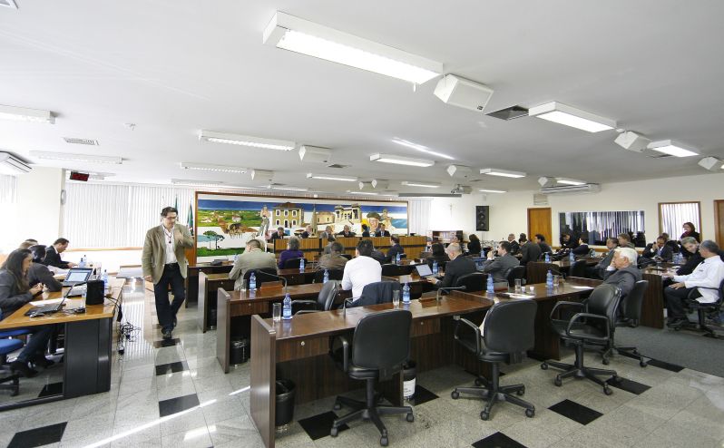 Plenário da Câmara de Curitiba: a partir do ano que vem, vereadores poderão ter até sete servidores no gabinete. Atualmente, o limite são 11 | Antônio More/ Gazeta do Povo