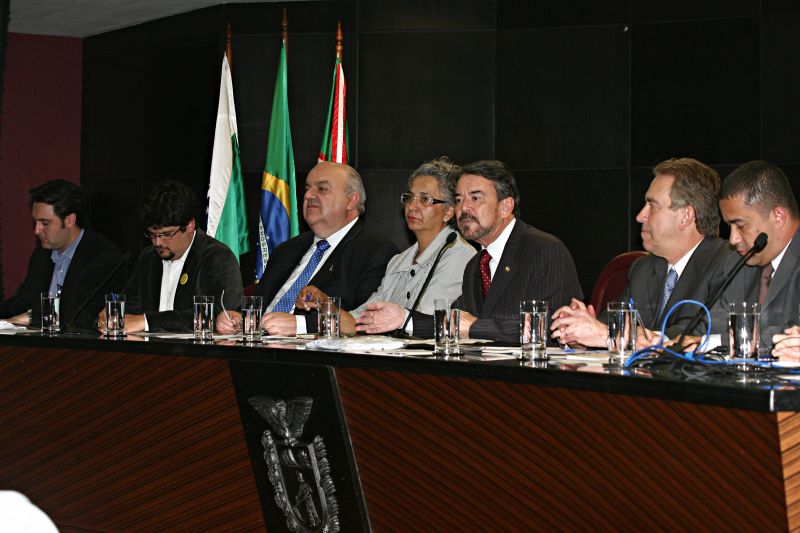 Candidatos se comprometeram ontem com a defesa dos direitos de crianças e adolescentes | Felipe Rosa/ Gazeta do Povo