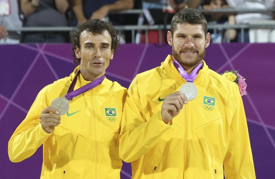 Emanuel (esq) com a medalha de prata, a terceira conquista dele em Olimpíadas | Daniel Castellano / Gazeta do Povo - enviado especial