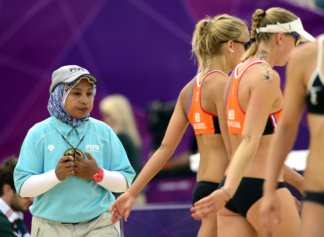 A árbitro egípcia Amina Abdou Elsergany (esq)) espera a troca de lados no jogo entre as duplas Laura Ludwig/ Sara Goller, da Alemanha, e Madelein Meppelink/ Sophie van Gestel, da Holanda, no vôlei de praia | 