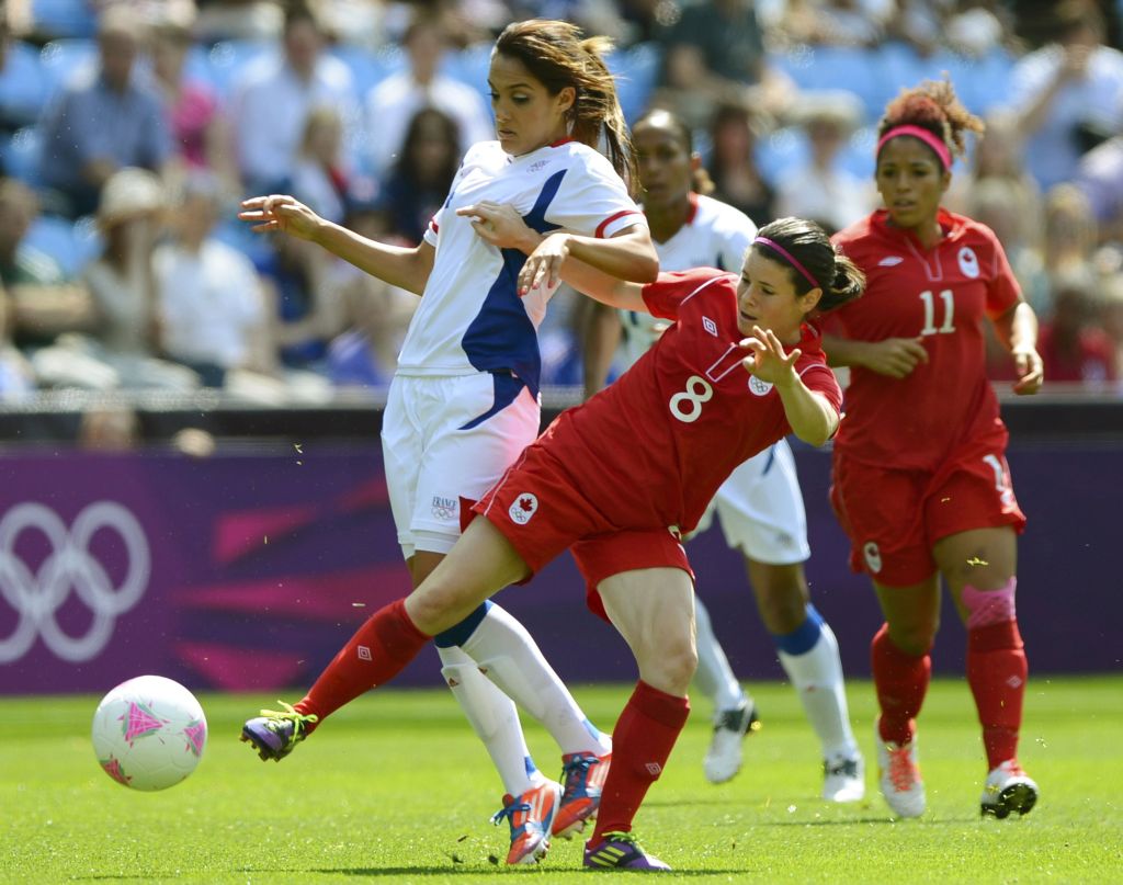 Diana Matheson faz marcação sobre a francesa Louisa Necib: camisa 8 foi a herói canadense na disputa do bronze | Paul Hackett/ Reuters