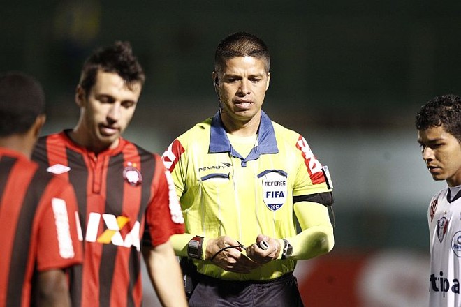 O árbitro Francisco Carlos Nascimento voltou atrás na marcação de um pênalti contra o Atlético | 