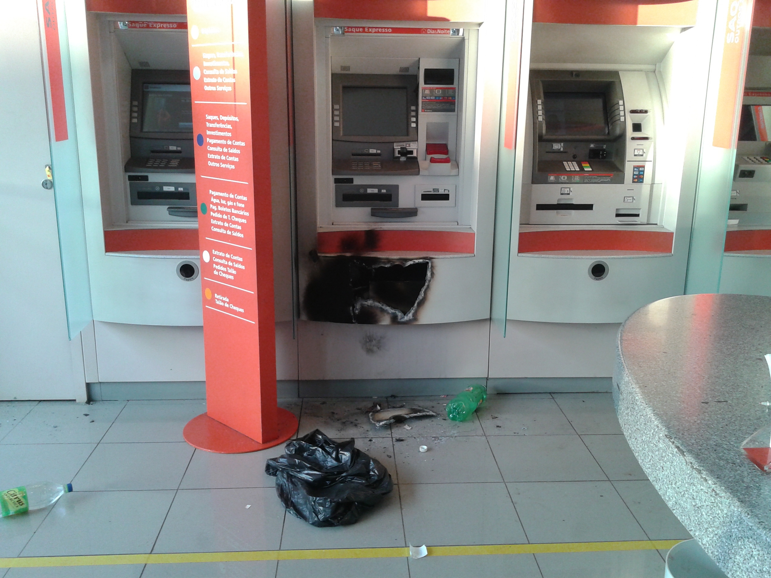 Caixa eletrônico de agência na Avenida Tiradentes ficou destruído após a ação dos bandidos, que saíram sem levar nada | Daniel Costa / Jornal de Londrina