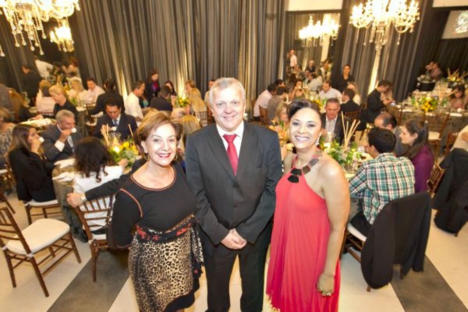 Solange Elias (à esq.) foi prestigiar sua amiga Rosângela Rosa (à dir.) no jantar de apresen­tação da Semana Vip Curitiba do Costão do Santinho Resort Golf & Spa, realizado quarta-feira no Zaf Eventos. Com elas na foto, o diretor comercial do resort, Rubens Régis. O evento será na Semana da Pátria | Diego Pisante