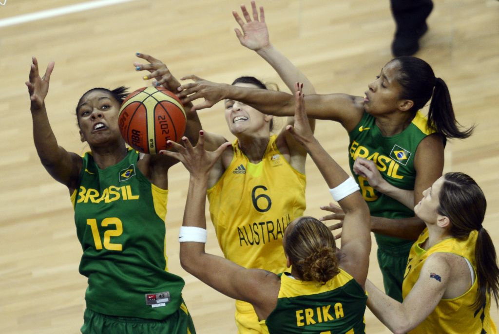 Damiris (esq.), Chuca e Érika tentam tomar a bola das australianas | Timothy A. Clary/ Reuters