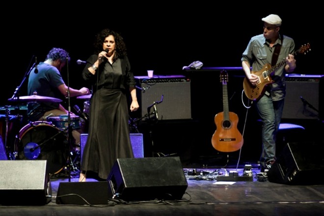 Gal cantou acompanhada pelo jovem trio Domenico Lancellotti (bateria e MPC), Pedro Baby (guitarra e violão) e Bruno Di Lullo (baixo e violão) |