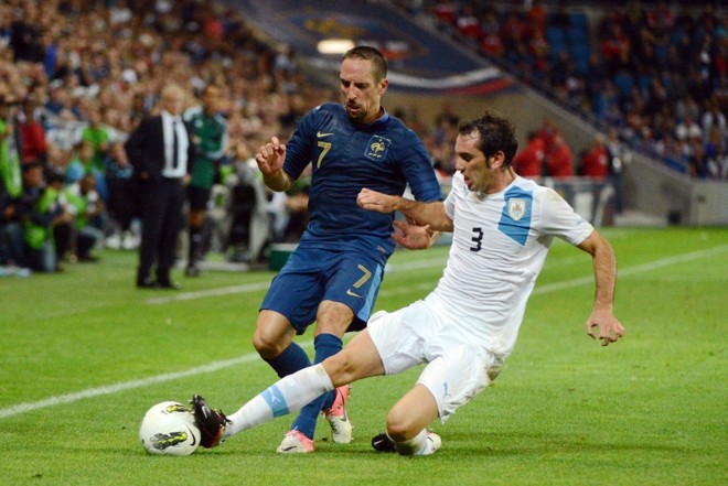 Ribery disputa jogada com Godin | 