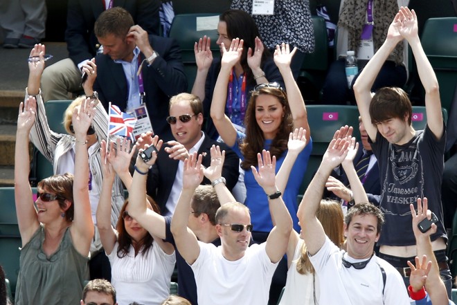 A princesa Kate (centro) e o príncipe William (esq) vibram com Andy Murray no tênis | 