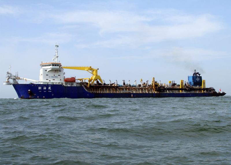 Draga da DTA Engenharia em ação nos acessos de Paranaguá | Najia Furlan /Appa/Divulgação