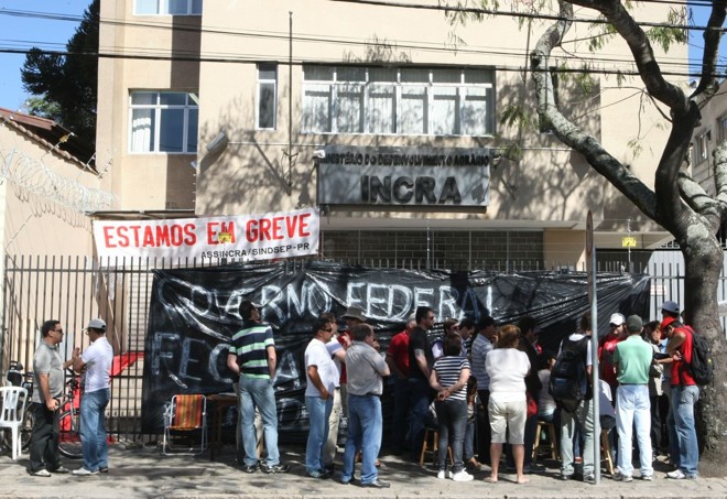 Manifestantes fecharam o acesso ao prédio com uma lona | Aniele Nascimento/Agência de Notícias Gazeta do Povo