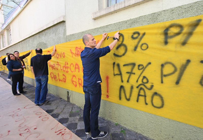 Professores e técnico-administrativos da UTFPR enfaixaram ontem o câmpus de Curitiba | Aniele Nascimento/Gazeta do Povo
