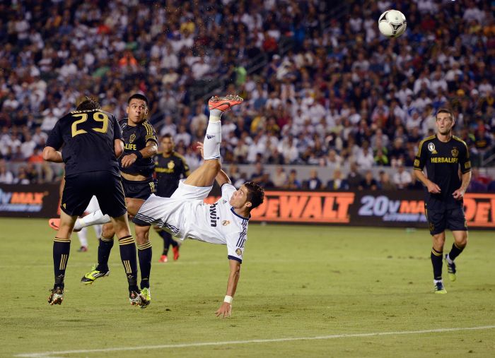 Cristiano Ronaldo, que entrou no segundo tempo, tenta conclusão de bicicleta no amistoso entre Real Madrid e Los Angeles Galaxy | Kevork Djansezian / AFP