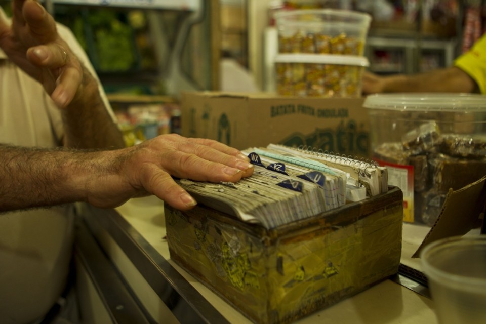 Comerciante do Cajuru, que não quis se identificar: apesar do medo de assaltos, fé nas pessoas persiste no sistema de caderneta | Antônio Costa/ Gazeta do Povo