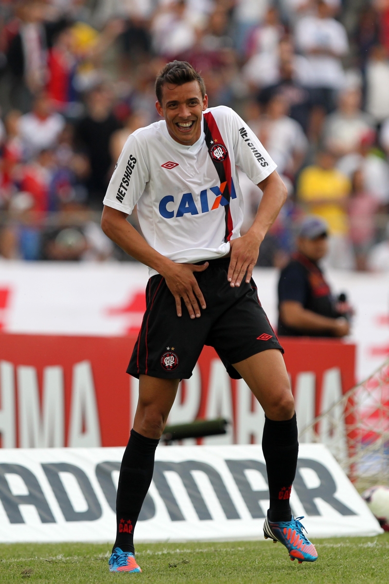 Pedro Botelho dança Thriller, de Michael Jackson, para comemorar o primeiro gol do Atlético no clássico: vitória da confiança | Albari Rosa/ Gazeta do Povo