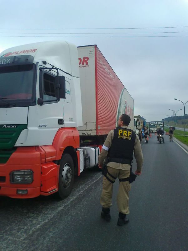 A operação padrão dos policiais rodoviários federais gera filas no Contorno Leste, em Curitiba | Aniele Nascimento/Gazeta do Povo