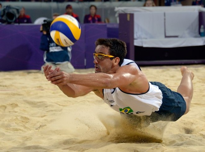 Pedro Cunha se joga para fazer bela defesa. Brasileiro, que faz dupla com Ricardo, venceu terceira seguida no vôlei de praia |