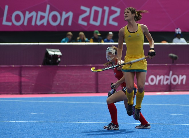 A australiana Anna Flanagan (dir) lamenta uma penalidade mal cobrada no jogo contra a Austrália, pelo hóquei sobre a grama | 