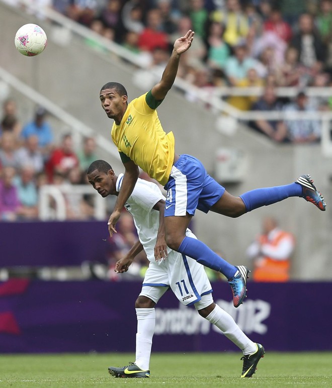 Juan ganha a disputa pelo com Begtson, no 3 a 2 sobre Honduras, em Newcastle, pelas quartas de final |
