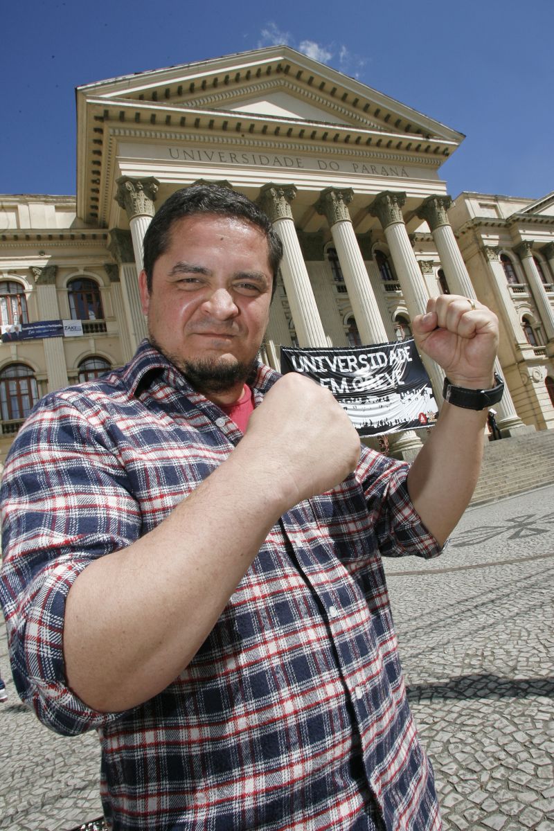 Carlos Alberto Santos, cara-pintada em 1992, em frente da UFPR: participação no movimento despertou consciência política | Antônio More/ Gazeta do Povo