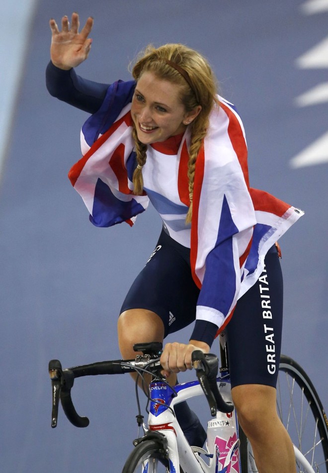 A britânica Laura Trott, com suas tracinhas, levou dois ouros no ciclismo | 